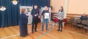 grupa młodzieży ze Szkoły Podstawowej nr 4 w Wieluniu i Szkoły Podstawowej w Kurowie na debacie społecznej "Nie hejtuję-motywuje"