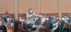 grupa młodzieży ze Szkoły Podstawowej nr 4 w Wieluniu i Szkoły Podstawowej w Kurowie na debacie społecznej "Nie hejtuję-motywuje"