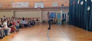 grupa młodzieży ze Szkoły Podstawowej nr 4 w Wieluniu i Szkoły Podstawowej w Kurowie na debacie społecznej "Nie hejtuję-motywuje"