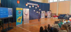 grupa młodzieży ze Szkoły Podstawowej nr 4 w Wieluniu i Szkoły Podstawowej w Kurowie na debacie społecznej "Nie hejtuję-motywuje"