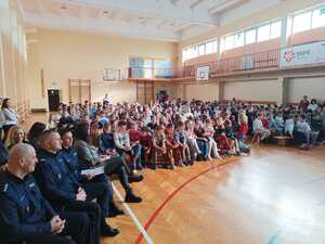 grupa młodzieży ze Szkoły Podstawowej nr 4 w Wieluniu i Szkoły Podstawowej w Kurowie na debacie społecznej "Nie hejtuję-motywuje"