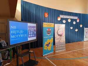 grupa młodzieży ze Szkoły Podstawowej nr 4 w Wieluniu i Szkoły Podstawowej w Kurowie na debacie społecznej "Nie hejtuję-motywuje"