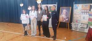 grupa młodzieży ze Szkoły Podstawowej nr 4 w Wieluniu i Szkoły Podstawowej w Kurowie na debacie społecznej "Nie hejtuję-motywuje"