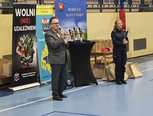 Dyrektor I Liceum Ogólnokształcącego w Wieluniu  przemawia na hali sportowej.