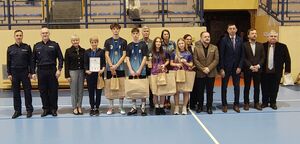 Policjanci oraz zaproszeni gości wspólnie z laureatami konkursu pozują do wspólnego zdjęcia.