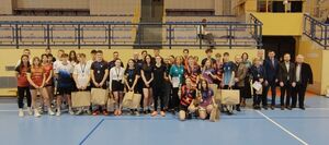 Policjanci oraz zaproszeni gości wspólnie oraz uczestnicyi konkursu pozują do wspólnego zdjęcia.