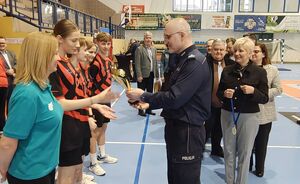 Komendant wspólnie z zaproszonymi gośćmi wręczają nagrody laureatom.