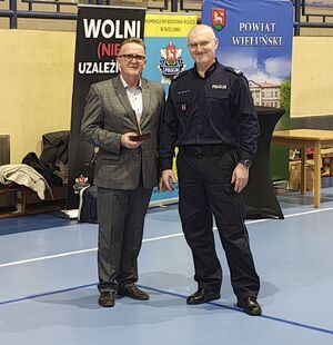 Komendant Powiatowy Policji  w Wieluniu wspólnie z dyrektorem I Liceum Ogólnokształcącego w Wieluniu.