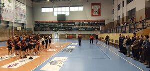 Hala sportowa w której ustawiony jest tor przeszkód, w tle widać uczestników konkursu oraz policjantów.