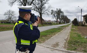 Policjanci przeprowadzają kontrolę drogową.
