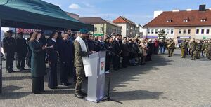 Plac Legionów w Wieluniu, trybuna honorowa, zaproszeni gości w trakcie uroczystości ślubowania.