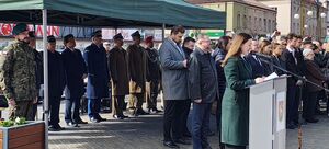 Plac Legionów w Wieluniu, trybuna honorowa, zaproszeni gości w trakcie uroczystości ślubowania.