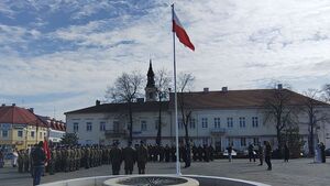 Plac Legionów w Wieluniu,  uczniowie klas mundurowych składają ślubowanie na sztandar szkoły.