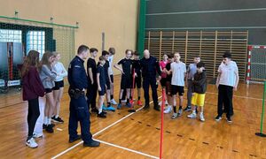 Hala sportowa w Szkole Podstawowej w Osjakowie,  obok młodzieży stoją policjanci, którzy objaśniają tor przeszkód.