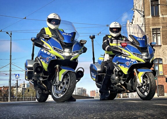 Dawaj policjanci jadą na motocyklach.