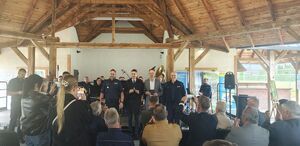 Policjanci i osoby cywilne na obchodach święta dzielnicowego