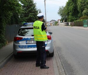 Oznakowany radiowóz i umundurowany policjant
