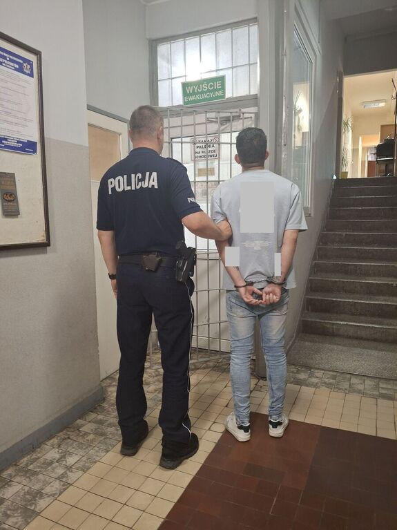 Policjant z zatrzymanym