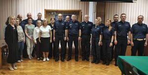 Kierownictwo wieluńskiej komendy, policjanci i pracownicy cywilni stoją w auli w trakcie uroczystego powierzenie obowiązków Naczelnika Wydziału do walki z Przestępczością Ekonomiczną.