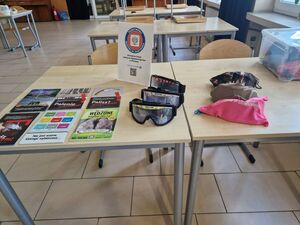 policjantka na zajęciach z młodzieżą