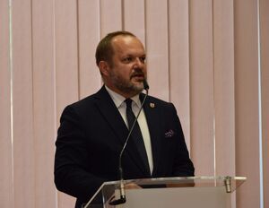 Sala odpraw wieluńskiej jednostki Policji. Starosta Wieluński wygłasza przemówienie.