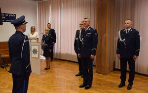 Sala odpraw wieluńskiej jednostki Policji. Dowódca uroczystości składa meldunek o zakończeniu uroczystej zbiórki  Zastępcy Komendanta Wojewódzkiego Policji w Łodzi.