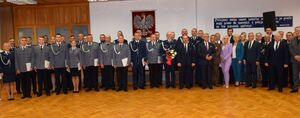 Sala odpraw wieluńskiej jednostki Policji. Wszyscy uczestnicy obchodów Święta Policji pozują do zbiorowego zdjęcia.