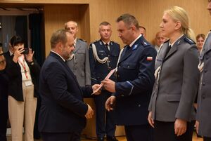 Sala odpraw wieluńskiej jednostki Policji. Starosta Wieluński wręcza wyróżnienia policjantom podczas Święta Policji.