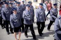 zdjęcie ukazujące policjantów w trakcie przemarszu podczas międzypowiatowych obchodów Święta Policji w Bełchatowie